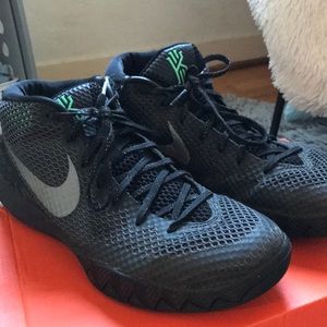 Men’s Kyrie Nike basketball shoe